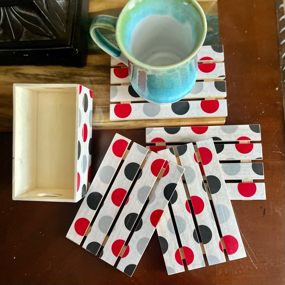Mini Pallet & Crate Coaster Set red black & silver dots print. 4 Coasters crate - Picture 5 of 6